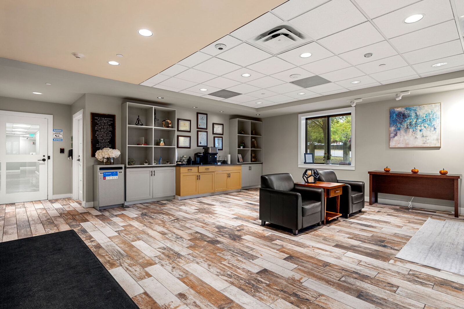 Lounge with leather armchairs, a coffee station and framed certificates